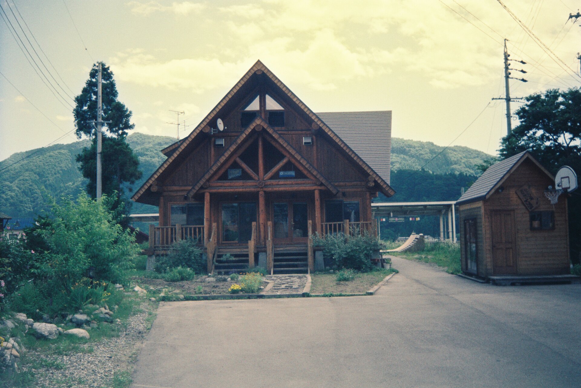 Wooden cottage with hardwood construction
